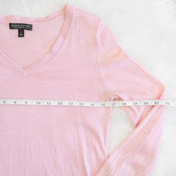 BANANA REPUBLIC SWEATER Sz Small PINK 100% MERINO WOOL VNECK TOP LIGHTWEIGHT - Picture 4 of 5